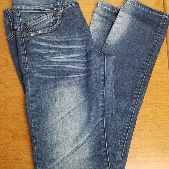 Liuce's size 7 blue jeans. Has whiskers  on front and back under knee. Embellish - Picture 9 of 9